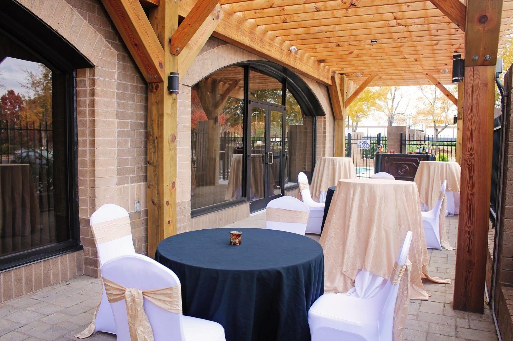 Holiday Inn Charlotte University By Ihg Exterior foto
